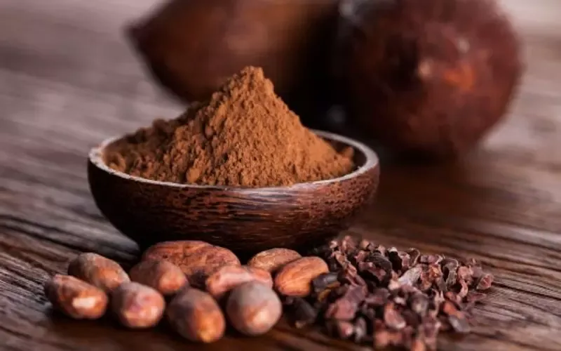 Cận cảnh quá trình khuấy cà phê và ca cao cùng với sữa trong ly thủy tinh