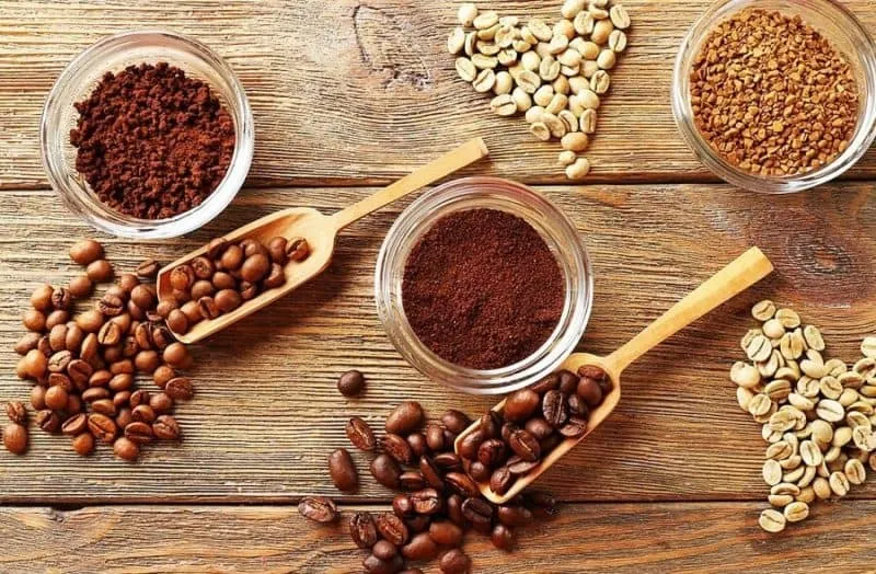 Cận cảnh quá trình trộn các loại cà phê với nhau để tạo ra hương vị trọn vẹn và nhất quán