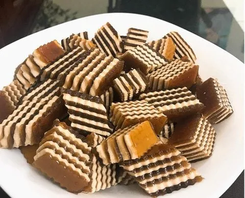 Cắt rau câu cà phê cốt dừa thành miếng vuông