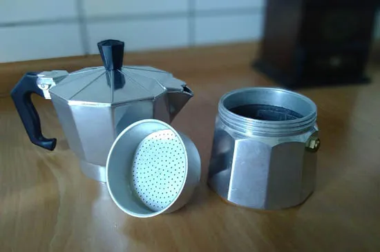 Cấu tạo chi tiết ba phần của bình pha cà phê Moka Pot bao gồm bình chứa nước, phin lọc và bình đựng cà phê.