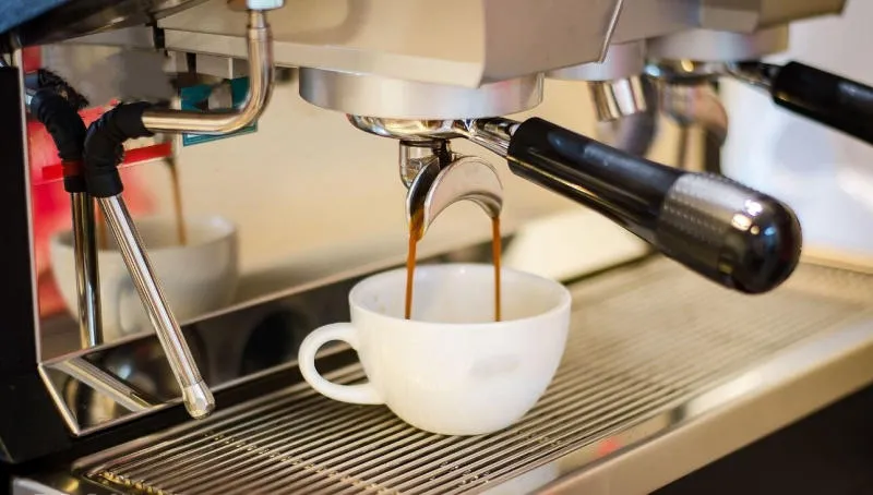 Chiết xuất Espresso từ máy pha cà phê, tạo nền cho nhiều thức uống khác thay vì cách chế cà phê phin
