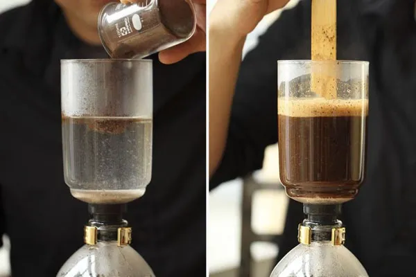 Cho cà phê vào bình chứa và khuấy nhẹ nhàng