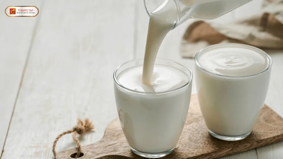 Chuẩn bị bã cà phê tươi nguyên chất và sữa tươi không đường để tắm trắng