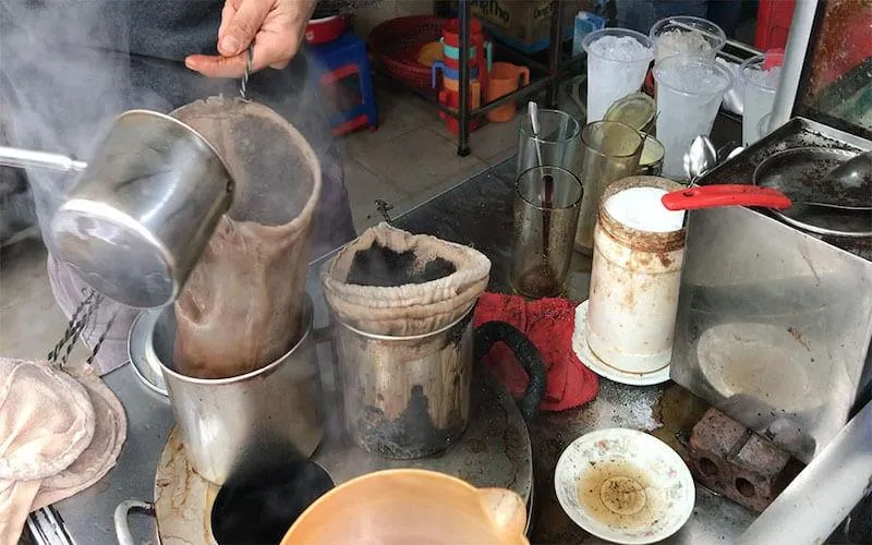 Chuẩn bị đầy đủ dụng cụ và nguyên liệu là bước quan trọng trong cách pha cà phê kho truyền thống