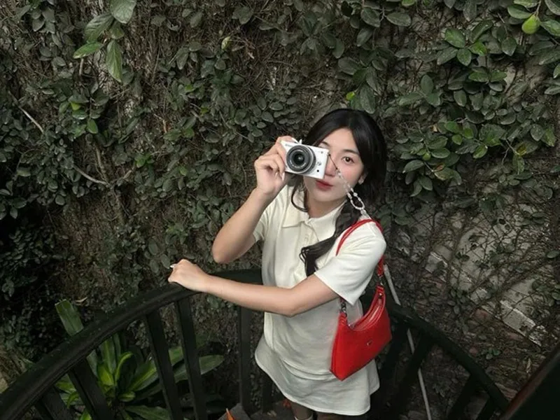 Chuẩn bị trang phục hài hòa để chụp ảnh đẹp ở quán cà phê