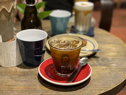 Chuyên gia đang thực hiện quy trình thử nếm cà phê Cupping chuyên nghiệp, đánh giá hương thơm ướt sau khi phá vỡ vỏ bột