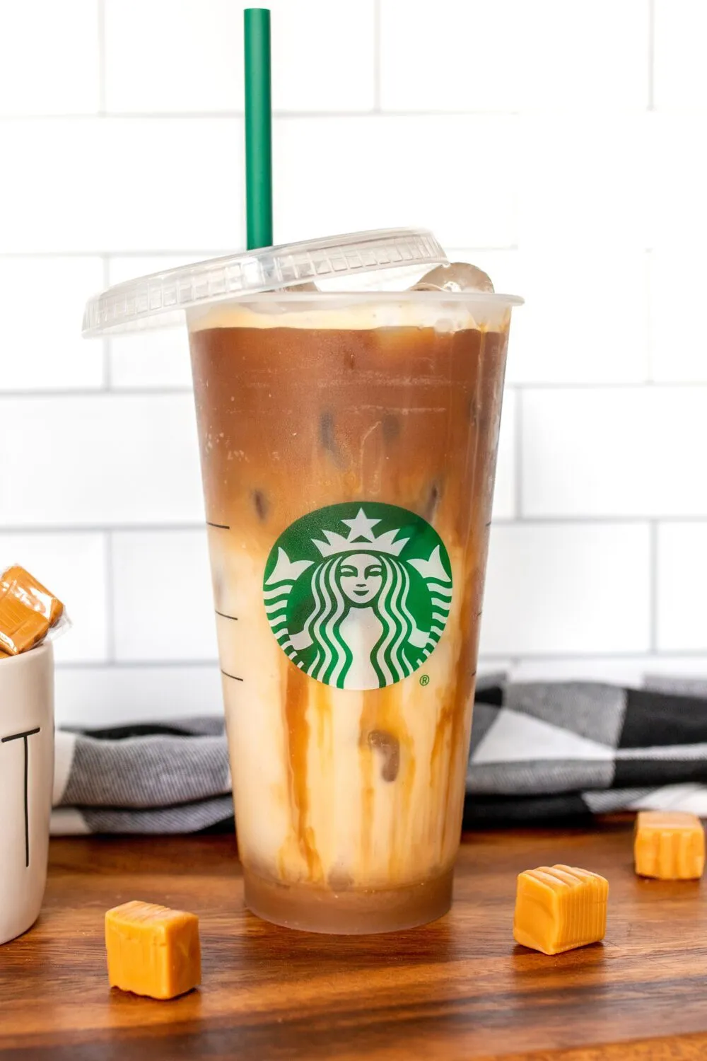 Cốc Starbucks Iced Caramel Macchiato với các lớp sữa và cà phê Espresso rõ nét