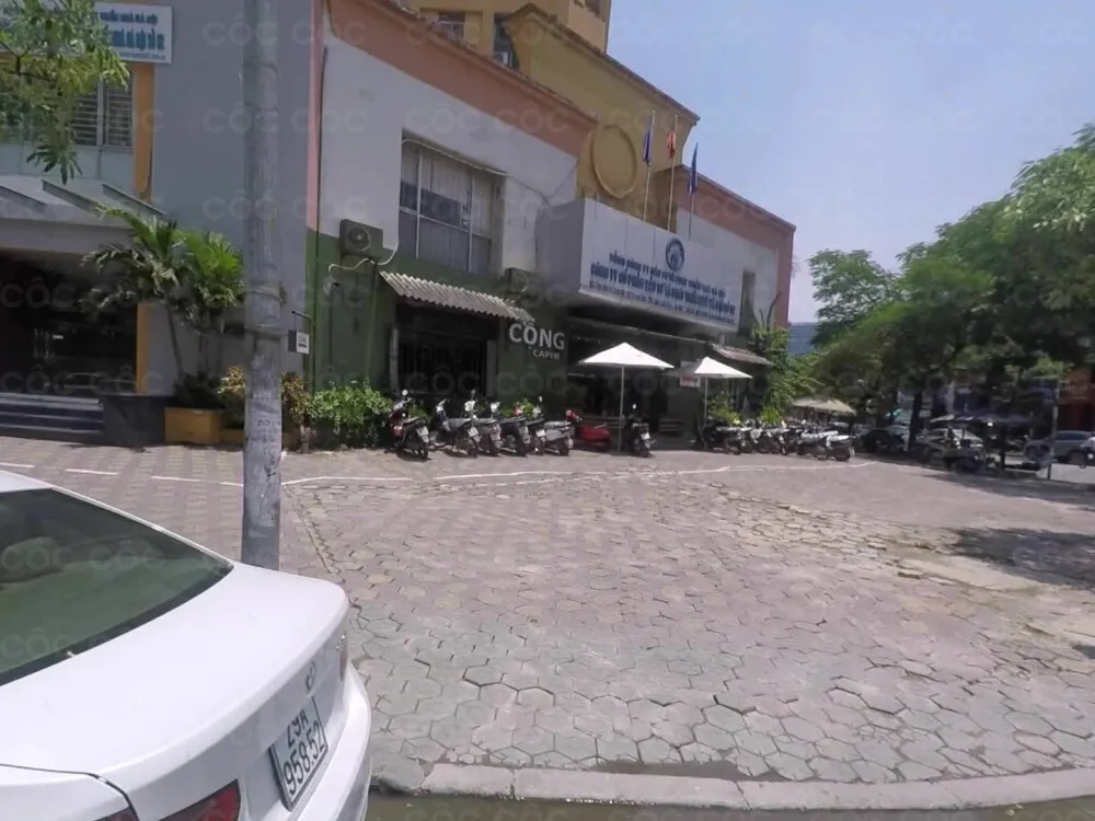 Cộng Cà Phê Trung Hoà: Không gian nội thất hoài cổ với bàn ghế gỗ và đèn vàng ấm áp