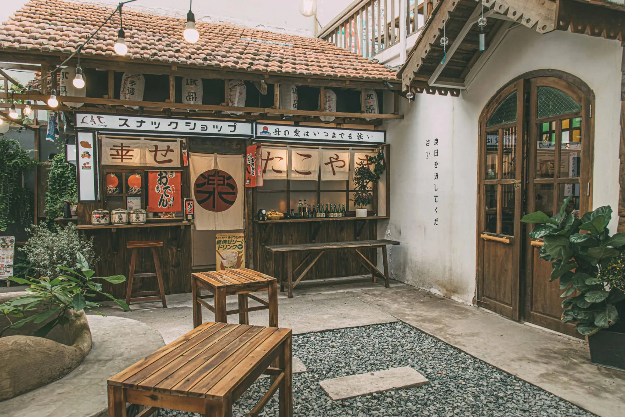 Cổng vào một quán cà phê phong cách Nhật Bản với đèn lồng và vật liệu gỗ