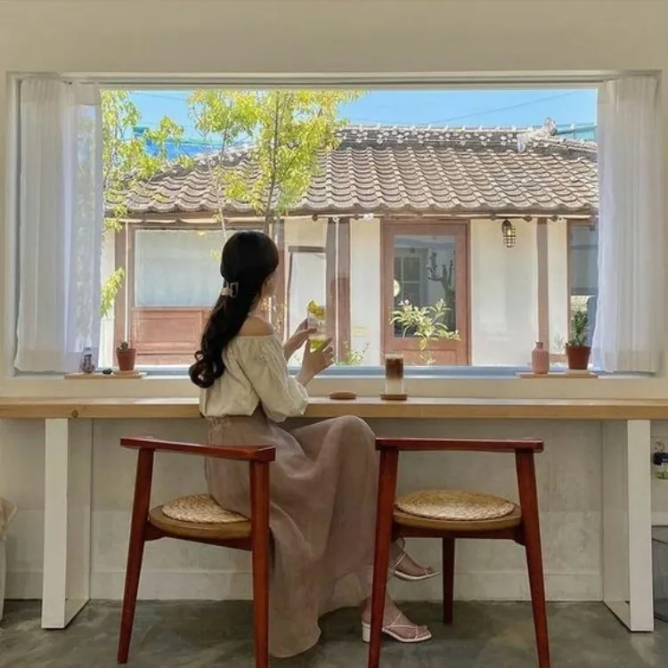 Cử chỉ tự nhiên khi tương tác với cốc cà phê sẽ tạo nên bức ảnh thanh lịch và tinh tế