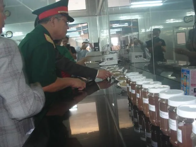 Đại biểu tham quan phòng nguyên liệu sản xuất cà phê tại Nhà máy Ngon Coffee
