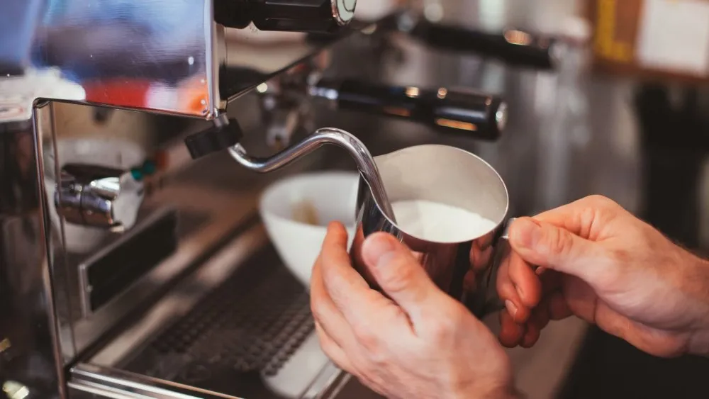 Đánh bọt sữa là khâu quan trọng nhất trong quy trình pha Latte
