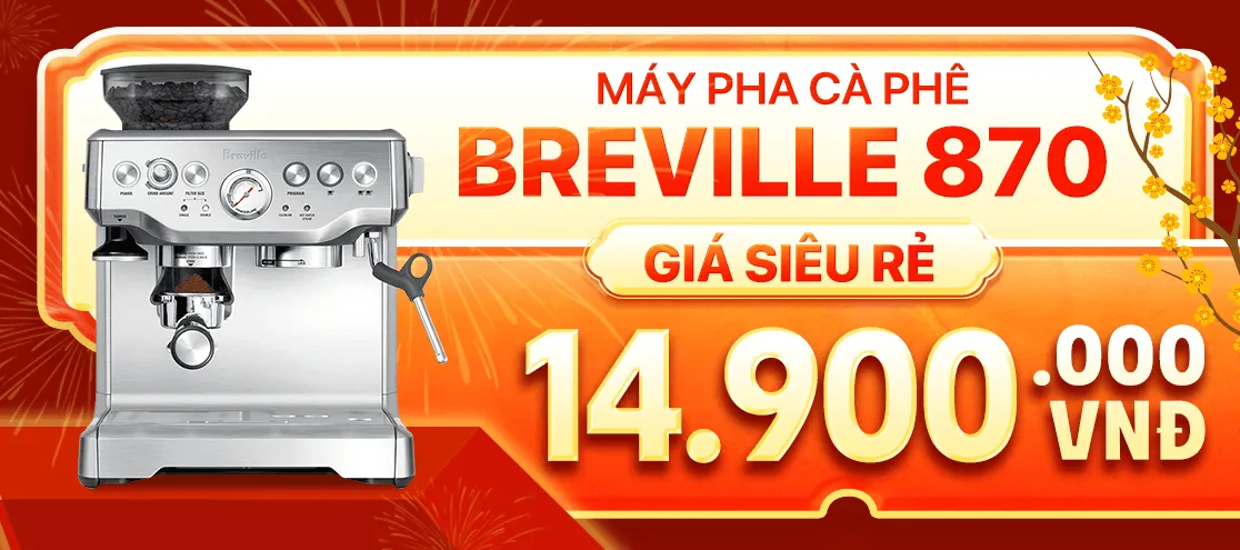 Đầu bếp đang chế biến món phở bò tại bếp nhà hàng truyền thống