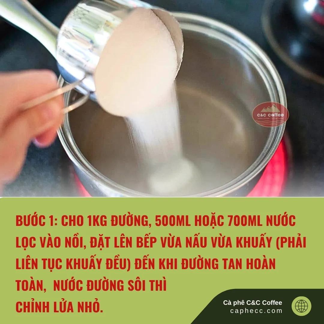 Đầu bếp đang nấu nước đường pha cà phê trong nồi, khuấy đều trên bếp