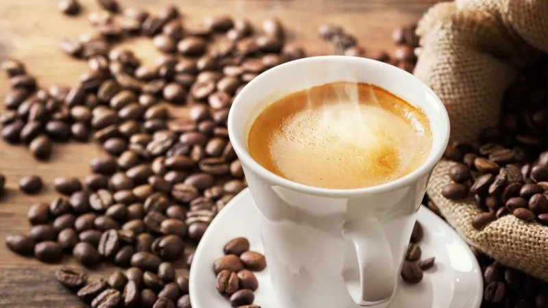 Để tránh nổi mụn bạn nên giảm lượng cà phê tiêu thụ mỗi ngày