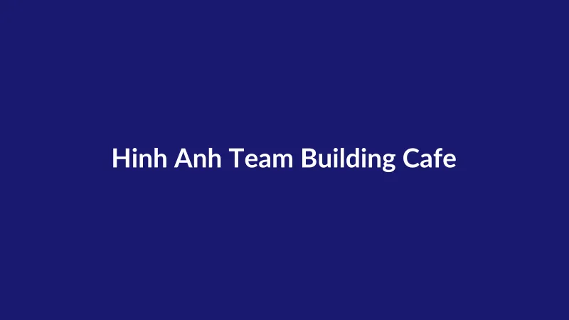Đội ngũ nhân viên cà phê đang chụp ảnh kỷ niệm, thể hiện sự đoàn kết và chuyên nghiệp