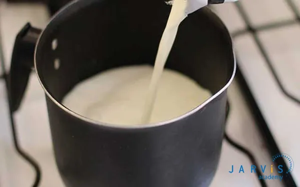 Đun nóng sữa và khuấy đều để chuẩn bị cho món cà phê Capuchino