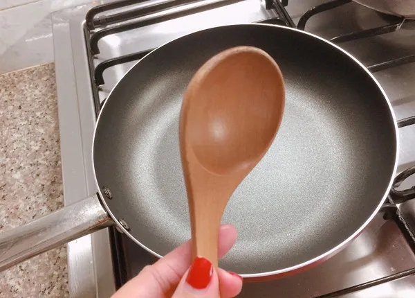 Dụng cụ cần thiết để thực hiện cách rang cà phê bằng chảo tại nhà