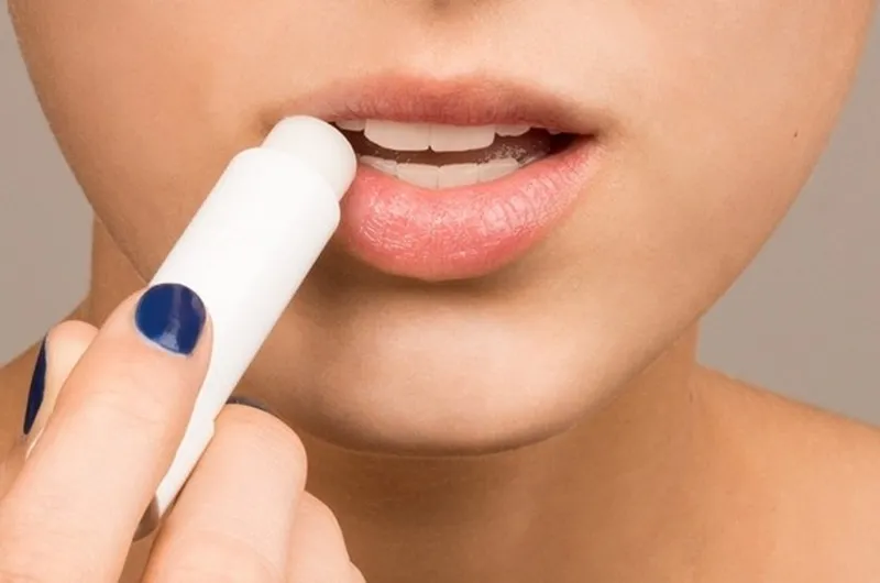 Dùng son dưỡng môi, sáp của Vaseline hoặc thuốc bôi theo chỉ định của bác sĩ.