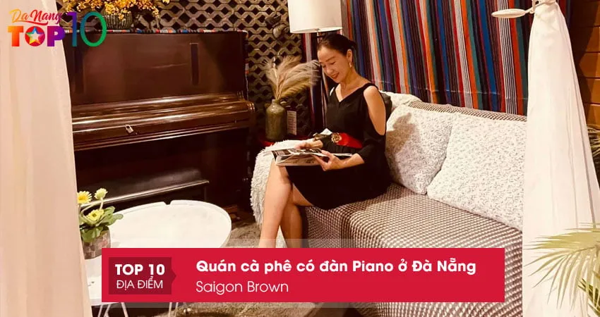 Góc đàn piano cổ điển và ánh sáng ấm áp tại Saigon Brown Cafe, một quán cà phê có đàn piano ở Đà Nẵng mang phong cách retro