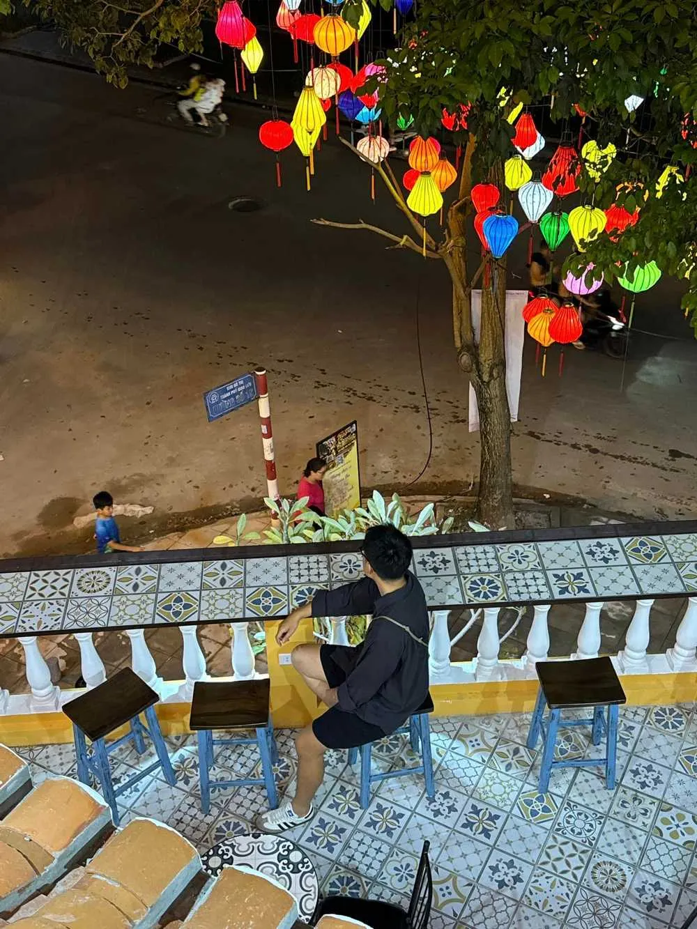 Góc ngồi ngoài trời thoáng đãng của An Hội An Cafe, cho phép khách hàng thư giãn dưới ánh đèn vàng dịu