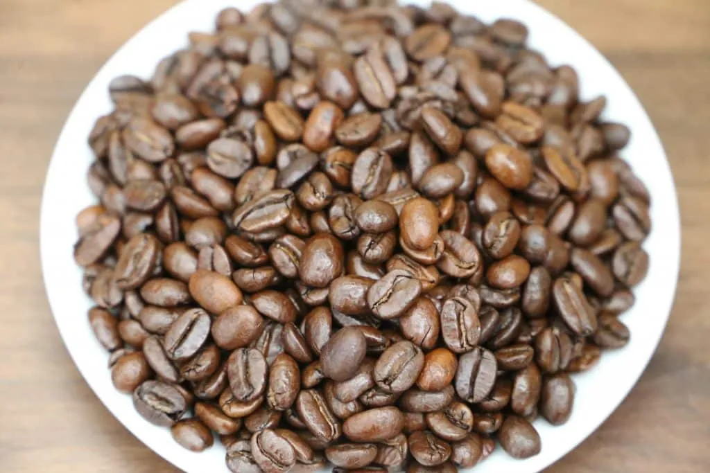 Hạt cà phê Arabica có hình elip và rãnh uốn lượn, mang lại hương thơm nồng nàn và vị chua thanh