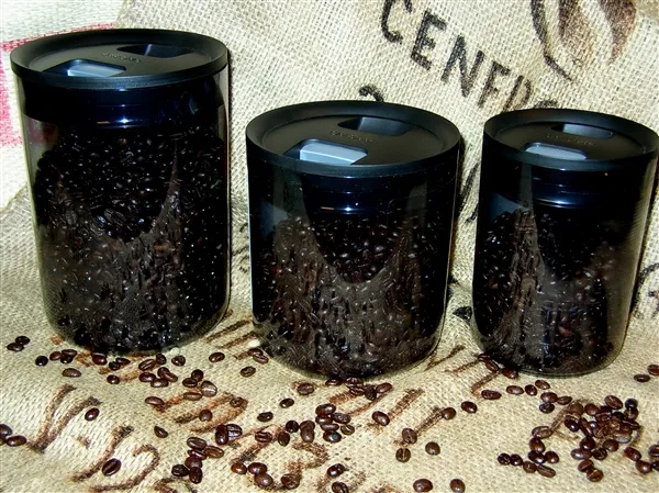 Hạt cà phê rang được bảo quản kín trong hũ thủy tinh, minh họa cách bảo quản cà phê rang xay tối ưu