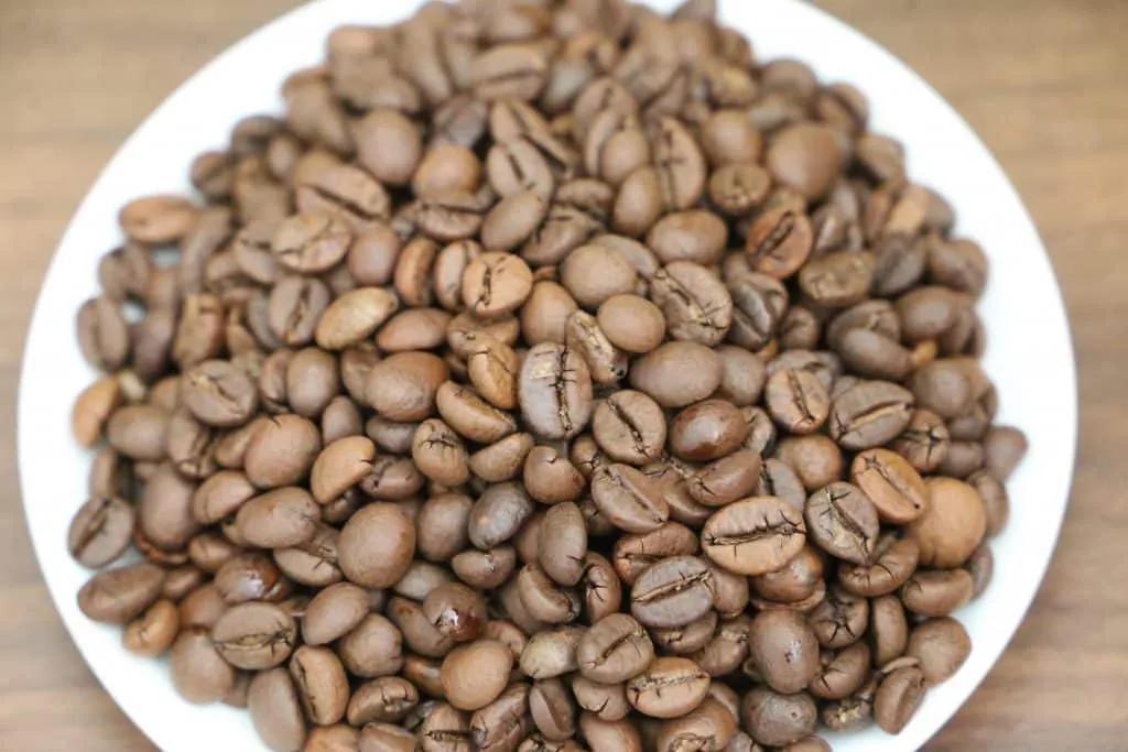 Hạt cà phê Robusta có hình dạng tròn, rãnh thẳng và mang lại nước pha sánh nâu đậm