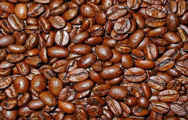 Hạt cà phê sau khi đã tẩm hương liệu có màu sắc đồng nhất và bề mặt bóng đẹp