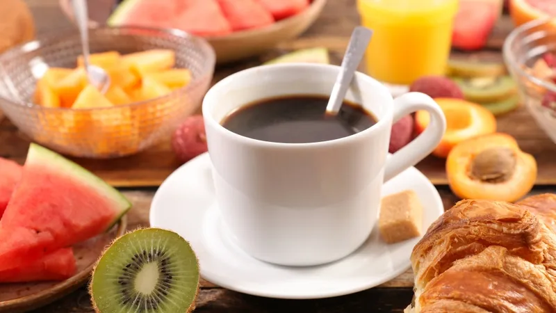 Hãy nhâm nhi một tách cà phê cùng các món nhẹ như trái cây tươi, nước ép hoặc sữa chua