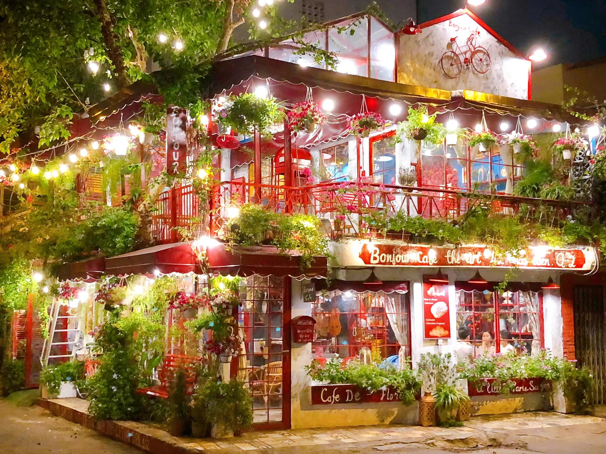 Hình ảnh ban công lãng mạn phủ đầy hoa tươi của Bonjour Cafe The Art, mang đậm phong cách Pháp