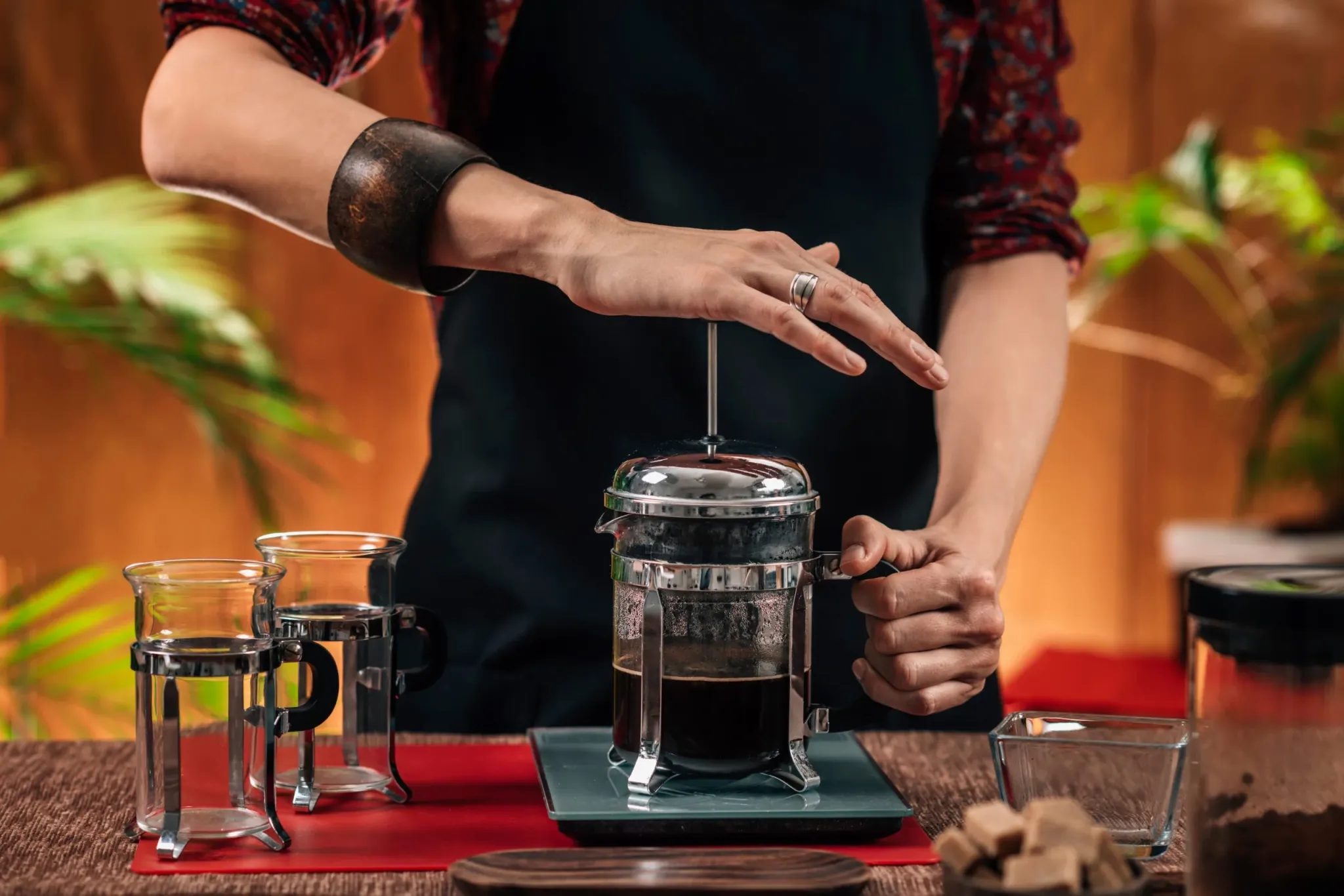 Hình ảnh cận cảnh cà phê đang được ép chậm rãi trong bình French Press