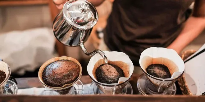 Hình ảnh cận cảnh những hạt cà phê rang xay chất lượng cao, biểu thị cho sự tinh khiết và tự nhiên