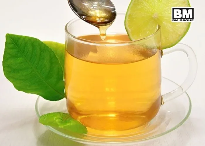 Hình ảnh cốc nước chanh và mật ong, minh họa cho cách giải say cafe hiệu quả bằng sự kết hợp của hai nguyên liệu tự nhiên này.