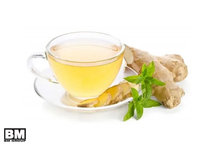 Hình ảnh cốc trà pha gừng ấm, minh họa cho cách giải cafe khi bị say bằng thức uống giúp làm ấm cơ thể và ổn định tiêu hóa.