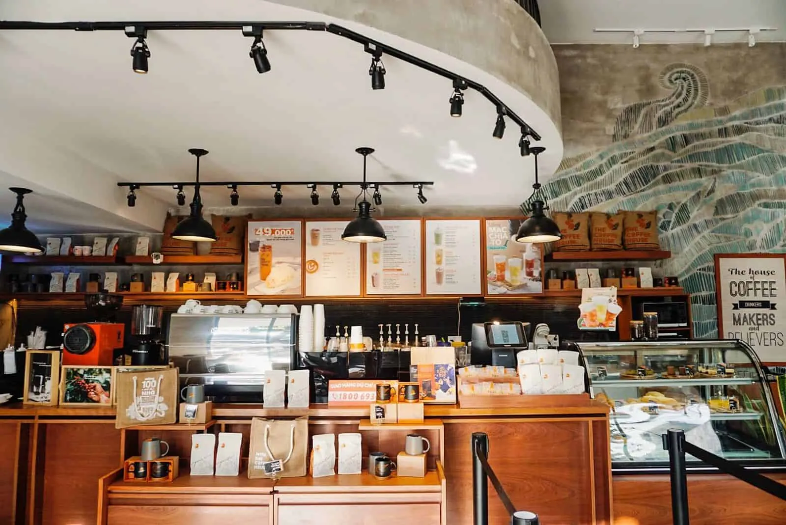 Hình ảnh hoạt động đào tạo barista chuyên nghiệp tại khu vực bar chuẩn The Coffee House