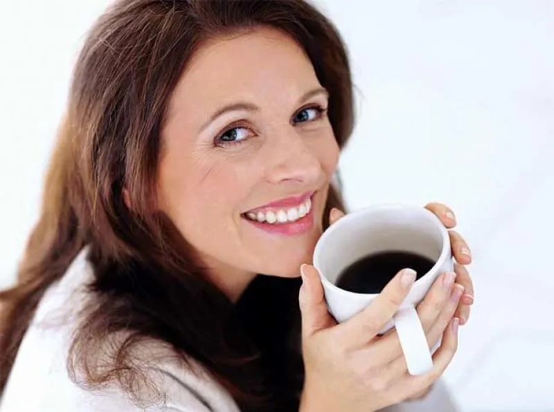 Hình ảnh ly cà phê hòa tan đá, đại diện cho sự tiện lợi và nhanh chóng trong pha chế.