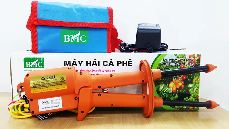 Hình ảnh máy hái cà phê BMC với thiết kế gọn nhẹ, tay cầm vừa vặn