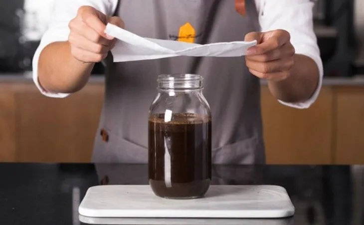 Hình ảnh minh họa bình cà phê Cold Brew đang trong quá trình ủ kín