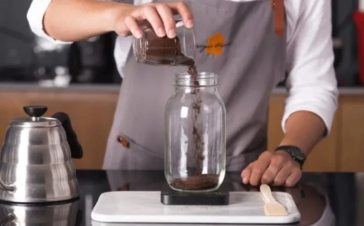 Hình ảnh minh họa bước xay hạt cà phê Cold Brew với độ mịn thô