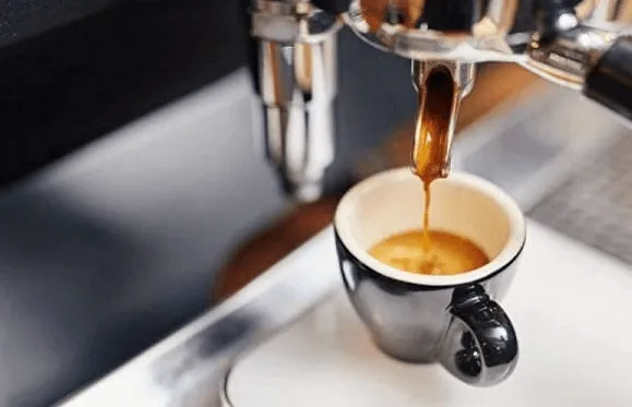 Hình ảnh minh họa cấu trúc tế bào mỡ và tác động của caffeine lên quá trình phân giải chất béo trong cơ thể