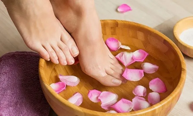 Hình ảnh minh họa chân đang ngâm trong nước thảo dược, liên quan đến sức khỏe tổng thể