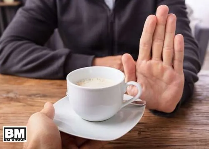 Hình ảnh minh họa nhóm đối tượng cần lưu ý khi uống cà phê như phụ nữ mang thai, người có bệnh tim mạch, nhấn mạnh vào nguyên nhân dẫn đến say cà phê.