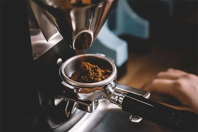 Hình ảnh minh họa việc xay cà phê ngay trước khi pha để đảm bảo độ tươi ngon và hương vị tốt nhất