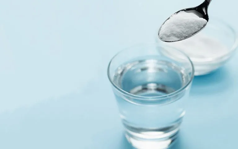 Hình ảnh một chén nước muối sinh lý