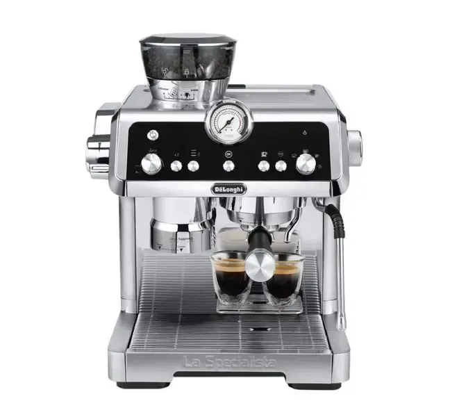 Hình ảnh một chiếc máy pha cà phê espresso bán tự động chuyên nghiệp đang được sử dụng trong một quầy Bar