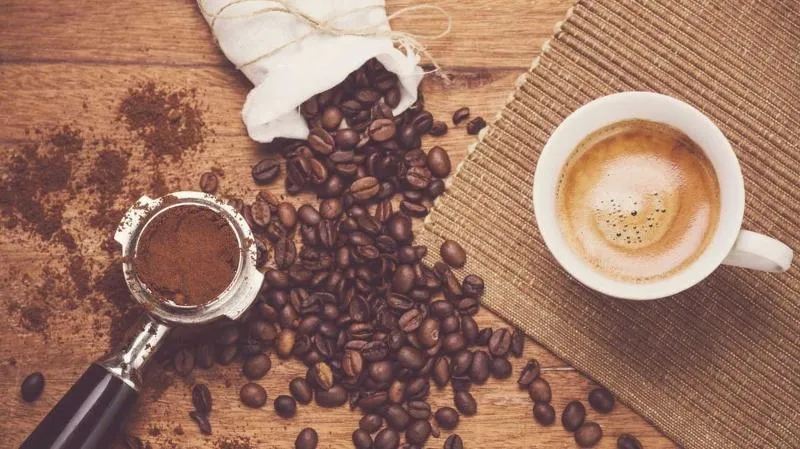 Hình ảnh một chiếc máy rang cà phê chuyên nghiệp đang hoạt động với các lưu ý cần thiết cho việc rang bơ