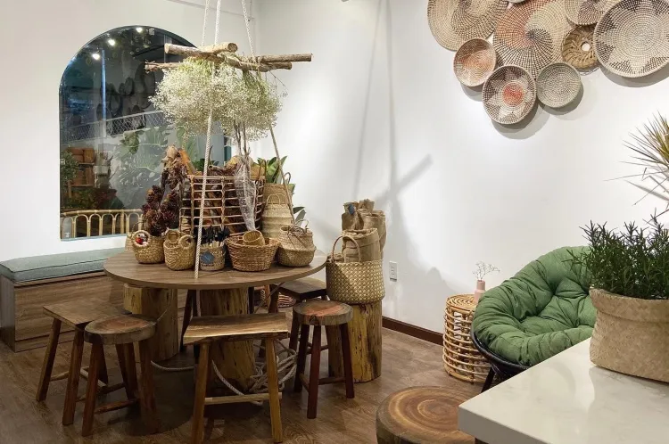 Hình ảnh một góc decor của Túc Ta Túc Tắc với giỏ đan tre nứa và cây xanh mộc mạc