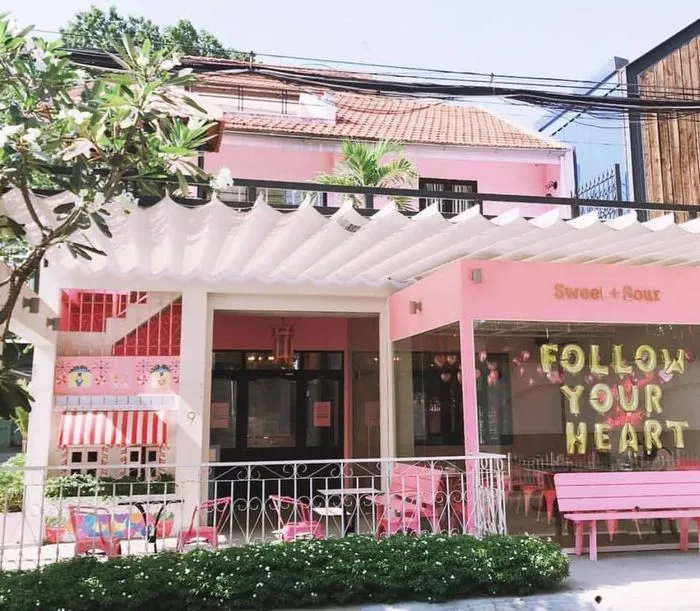 Hình ảnh một góc quán XBIZZ Studio & Coffee Rose với những chùm hoa hồng trang trí trên trần nhà và nội thất cổ điển