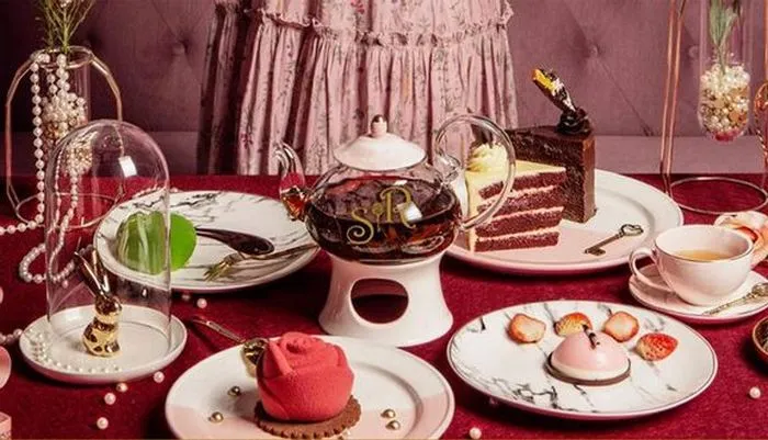 Hình ảnh một góc sang trọng với nội thất gam màu trắng và xanh pastel tại Sécret de Rosie